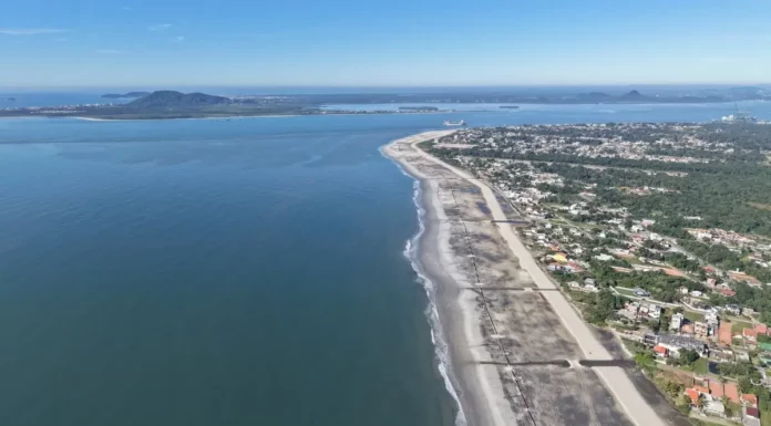 Vista aérea da Praia de Itapoá mostra a faixa de areia ampliada em obra realizada pelo Porto de São Francisco do Sul.
