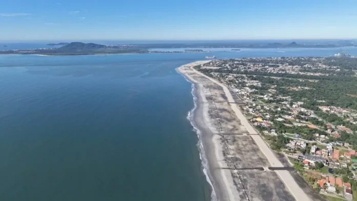 Vista aérea da Praia de Itapoá mostra a faixa de areia ampliada em obra realizada pelo Porto de São Francisco do Sul.