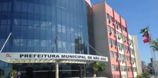 Fachada da Prefeitura de São José, responsável pela mudança do plano de saúde dos servidores municipais e seus dependentes.