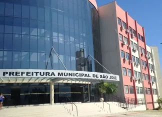 Prefeitura de São José muda plano de saúde dos servidores municipais Fachada da Prefeitura de São José, responsável pela mudança do plano de saúde dos servidores municipais e seus dependentes.