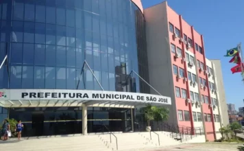 Fachada da Prefeitura de São José, responsável pela mudança do plano de saúde dos servidores municipais e seus dependentes.