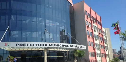 Fachada da Prefeitura de São José, responsável pela mudança do plano de saúde dos servidores municipais e seus dependentes.