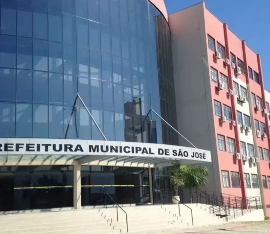 Prefeitura de São José muda plano de saúde dos servidores municipais Fachada da Prefeitura de São José, responsável pela mudança do plano de saúde dos servidores municipais e seus dependentes.