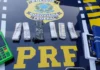PRF apreende toxina botulínica e remédio para emagrecer sem refrigeração na BR-101, na Grande Florianópolis Remédio para emagrecer e toxina botulínica apreendidos pela PRF na BR-101, em Paulo Lopes, aparecem sobre uma viatura policial, ao lado de uma máquina de cartão e blocos de anotações. Os produtos estavam sem refrigeração adequada