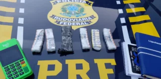 Remédio para emagrecer e toxina botulínica apreendidos pela PRF na BR-101, em Paulo Lopes, aparecem sobre uma viatura policial, ao lado de uma máquina de cartão e blocos de anotações. Os produtos estavam sem refrigeração adequada