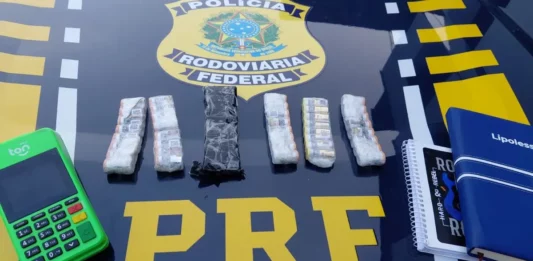 PRF apreende toxina botulínica e remédio para emagrecer sem refrigeração na BR-101, na Grande Florianópolis Remédio para emagrecer e toxina botulínica apreendidos pela PRF na BR-101, em Paulo Lopes, aparecem sobre uma viatura policial, ao lado de uma máquina de cartão e blocos de anotações. Os produtos estavam sem refrigeração adequada