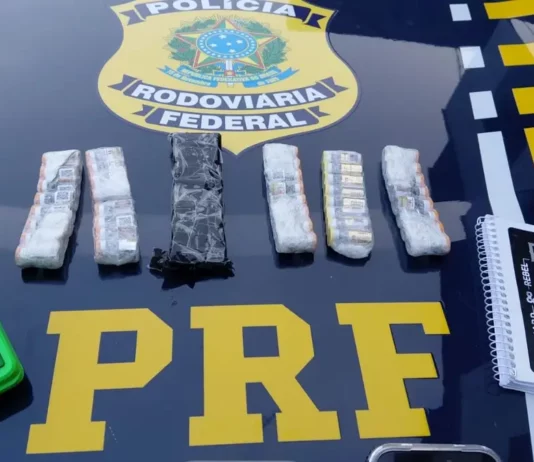 Remédio para emagrecer e toxina botulínica apreendidos pela PRF na BR-101, em Paulo Lopes, aparecem sobre uma viatura policial, ao lado de uma máquina de cartão e blocos de anotações. Os produtos estavam sem refrigeração adequada