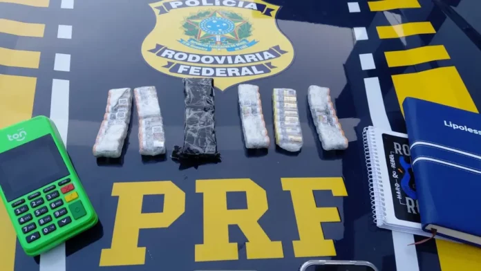 prf-remedio-para-emagrecer Remédio para emagrecer e toxina botulínica apreendidos pela PRF na BR-101, em Paulo Lopes, aparecem sobre uma viatura policial, ao lado de uma máquina de cartão e blocos de anotações. Os produtos estavam sem refrigeração adequada