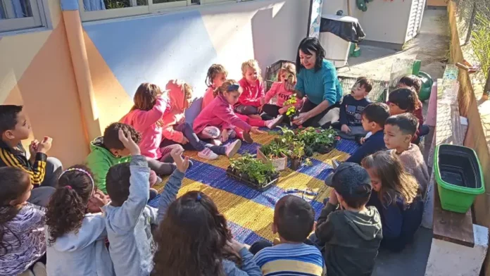 rematricula-infantil-Florianopolis Crianças participam de atividade educativa com plantas em uma unidade de Educação Infantil de Florianópolis, cuja rede municipal abriu o período de rematrículas para 2027.