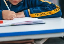 Biguaçu divulga calendário de matrículas para o Ensino Fundamental em 2027 Estudante escreve em caderno durante atividade escolar; imagem ilustra o calendário de rematrículas e matrículas da Rede Municipal de Biguaçu para 2027.