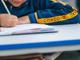 Biguaçu divulga calendário de matrículas para o Ensino Fundamental em 2027 Estudante escreve em caderno durante atividade escolar; imagem ilustra o calendário de rematrículas e matrículas da Rede Municipal de Biguaçu para 2027.