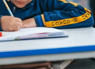 Biguaçu divulga calendário de matrículas para o Ensino Fundamental em 2027 Estudante escreve em caderno durante atividade escolar; imagem ilustra o calendário de rematrículas e matrículas da Rede Municipal de Biguaçu para 2027.