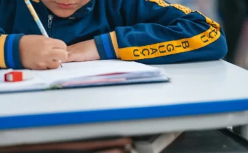 Biguaçu divulga calendário de matrículas para o Ensino Fundamental em 2027 Estudante escreve em caderno durante atividade escolar; imagem ilustra o calendário de rematrículas e matrículas da Rede Municipal de Biguaçu para 2027.