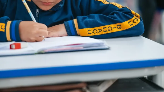 rematriculas-matriculas-biguacu-1200x675 Estudante escreve em caderno durante atividade escolar; imagem ilustra o calendário de rematrículas e matrículas da Rede Municipal de Biguaçu para 2027.
