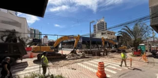 Máquinas e trabalhadores atuam nas obras de macrodrenagem que provocam a interdição de trecho da Rua Victor Meirelles, no bairro Campinas, em São José.