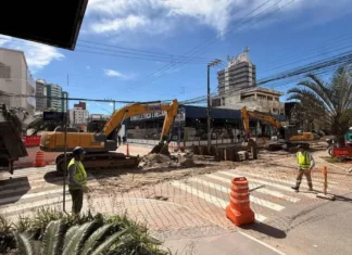Máquinas e trabalhadores atuam nas obras de macrodrenagem que provocam a interdição de trecho da Rua Victor Meirelles, no bairro Campinas, em São José.