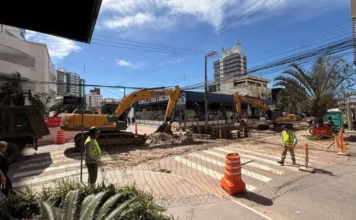 Máquinas e trabalhadores atuam nas obras de macrodrenagem que provocam a interdição de trecho da Rua Victor Meirelles, no bairro Campinas, em São José.