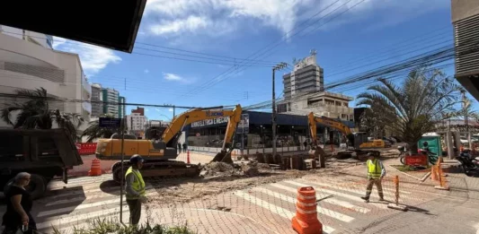 Máquinas e trabalhadores atuam nas obras de macrodrenagem que provocam a interdição de trecho da Rua Victor Meirelles, no bairro Campinas, em São José.
