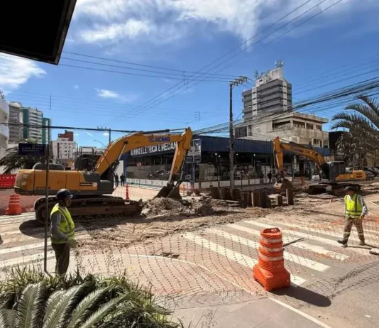 Máquinas e trabalhadores atuam nas obras de macrodrenagem que provocam a interdição de trecho da Rua Victor Meirelles, no bairro Campinas, em São José.