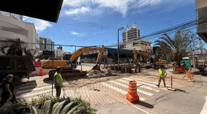 Rua Victor Meirelles é interditada para obras de macrodrenagem em São José Máquinas e trabalhadores atuam nas obras de macrodrenagem que provocam a interdição de trecho da Rua Victor Meirelles, no bairro Campinas, em São José.