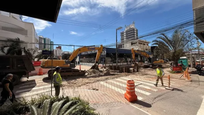 rua-victor-meirelles Máquinas e trabalhadores atuam nas obras de macrodrenagem que provocam a interdição de trecho da Rua Victor Meirelles, no bairro Campinas, em São José.