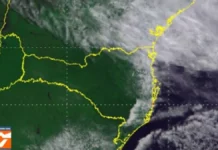 Tempo muda com chegada de frente fria e risco de temporais em Santa Catarina Imagem de satélite mostra Santa Catarina e a nebulosidade sobre o Litoral antes da chegada de uma frente fria, que deve provocar temporais no estado.
