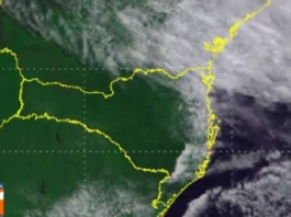 Tempo muda com chegada de frente fria e risco de temporais em Santa Catarina Imagem de satélite mostra Santa Catarina e a nebulosidade sobre o Litoral antes da chegada de uma frente fria, que deve provocar temporais no estado.