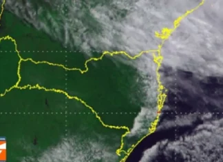 Imagem de satélite mostra Santa Catarina e a nebulosidade sobre o Litoral antes da chegada de uma frente fria, que deve provocar temporais no estado.