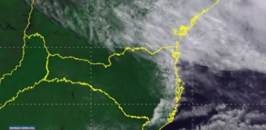 Tempo muda com chegada de frente fria e risco de temporais em Santa Catarina Imagem de satélite mostra Santa Catarina e a nebulosidade sobre o Litoral antes da chegada de uma frente fria, que deve provocar temporais no estado.