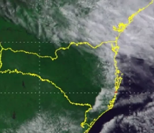 Imagem de satélite mostra Santa Catarina e a nebulosidade sobre o Litoral antes da chegada de uma frente fria, que deve provocar temporais no estado.