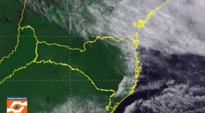 Tempo muda com chegada de frente fria e risco de temporais em Santa Catarina Imagem de satélite mostra Santa Catarina e a nebulosidade sobre o Litoral antes da chegada de uma frente fria, que deve provocar temporais no estado.
