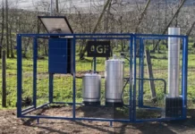 Sistema Antigranizo é ampliado para 27 municípios em Santa Catarina Gerador do Sistema Antigranizo instalado em área agrícola de Santa Catarina, com painel solar e equipamentos protegidos por estrutura metálica.
