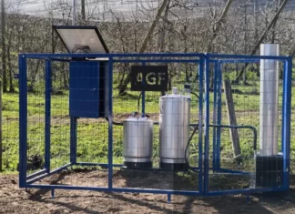 Sistema Antigranizo é ampliado para 27 municípios em Santa Catarina Gerador do Sistema Antigranizo instalado em área agrícola de Santa Catarina, com painel solar e equipamentos protegidos por estrutura metálica.