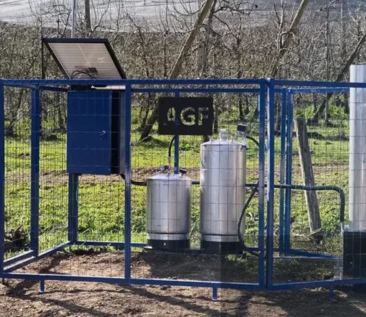 Gerador do Sistema Antigranizo instalado em área agrícola de Santa Catarina, com painel solar e equipamentos protegidos por estrutura metálica.