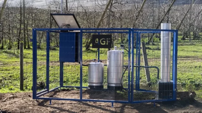 sistema-antigranizo Gerador do Sistema Antigranizo instalado em área agrícola de Santa Catarina, com painel solar e equipamentos protegidos por estrutura metálica.