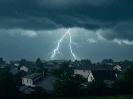 Raios iluminam o céu durante temporal com chuva e nuvens carregadas sobre uma área residencial, ilustrando o risco de tempestades em Santa Catarina.