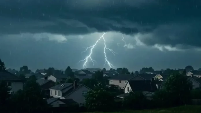 Raios iluminam o céu durante temporal com chuva e nuvens carregadas sobre uma área residencial, ilustrando o risco de tempestades em Santa Catarina.
