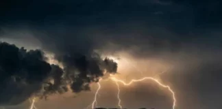 Raios iluminam o céu entre nuvens carregadas, ilustrando a previsão de temporais e chuva persistente em Santa Catarina