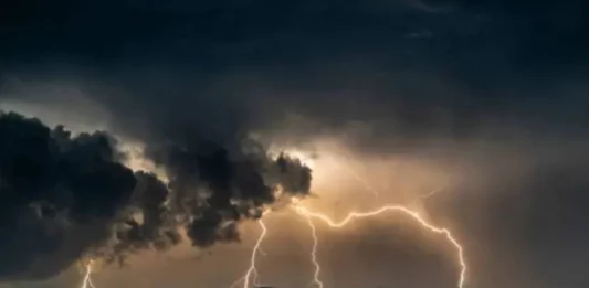 Raios iluminam o céu entre nuvens carregadas, ilustrando a previsão de temporais e chuva persistente em Santa Catarina