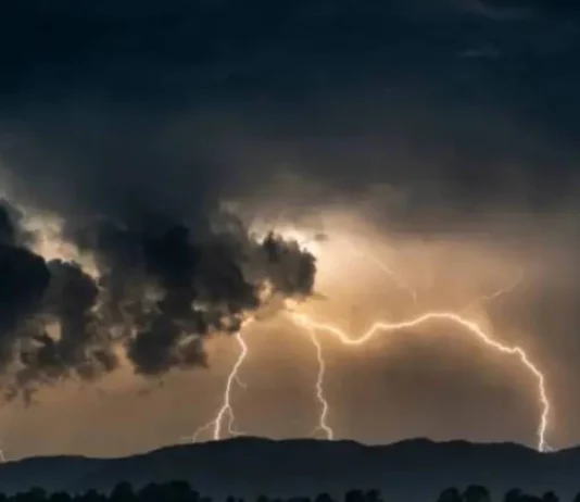 Temporais isolados na quarta (14) e chuva persistente na quinta-feira (15) em Santa Catarina Raios iluminam o céu entre nuvens carregadas, ilustrando a previsão de temporais e chuva persistente em Santa Catarina