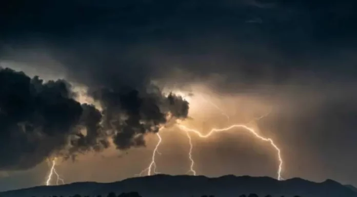 Temporais isolados na quarta (14) e chuva persistente na quinta-feira (15) em Santa Catarina Raios iluminam o céu entre nuvens carregadas, ilustrando a previsão de temporais e chuva persistente em Santa Catarina
