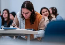 Estudante universitário em sala de aula ilustra a renovação dos benefícios do Universidade Gratuita e Fumdesc em Santa Catarina.