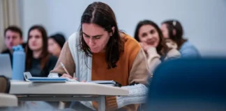 Estudante universitário em sala de aula ilustra a renovação dos benefícios do Universidade Gratuita e Fumdesc em Santa Catarina.