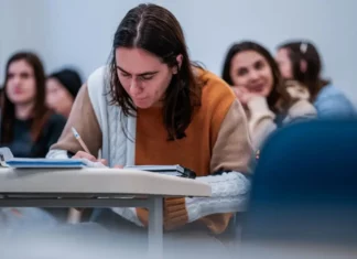 Estudante universitário em sala de aula ilustra a renovação dos benefícios do Universidade Gratuita e Fumdesc em Santa Catarina.