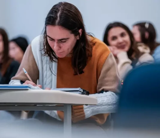 Estudante universitário em sala de aula ilustra a renovação dos benefícios do Universidade Gratuita e Fumdesc em Santa Catarina.