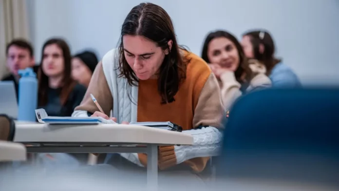 Estudante universitário em sala de aula ilustra a renovação dos benefícios do Universidade Gratuita e Fumdesc em Santa Catarina.