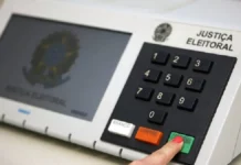 STF prorroga votação até as 19h e TSE suspende divulgação dos resultados Eleitor pressiona a tecla confirma de uma urna eletrônica, em imagem que ilustra a suspensão da divulgação dos resultados das eleições pelo TSE após decisão do STF.
