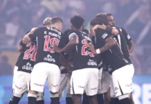 Futebol de luto por Jorge Veras, Vasco vacila e Palmeiras avança à final da Libertadores Jogadores do Vasco da Gama reunidos em campo durante partida. A imagem ilustra a análise sobre a derrota para o Boca Juniors na Copa Libertadores.
