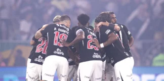 Jogadores do Vasco da Gama reunidos em campo durante partida. A imagem ilustra a análise sobre a derrota para o Boca Juniors na Copa Libertadores.