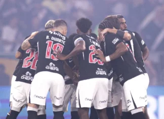 Futebol de luto por Jorge Veras, Vasco vacila e Palmeiras avança à final da Libertadores Jogadores do Vasco da Gama reunidos em campo durante partida. A imagem ilustra a análise sobre a derrota para o Boca Juniors na Copa Libertadores.
